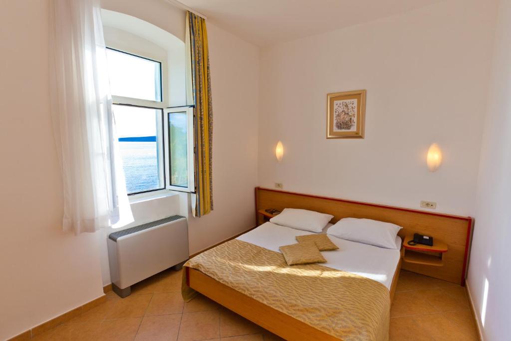 Postel nebo postele na pokoji v ubytování Villa Tamaris - Hotel Resort Dražica