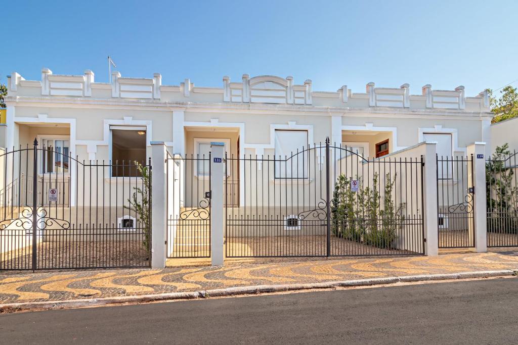 a gate in front of a white house at Vila Brotas in Brotas