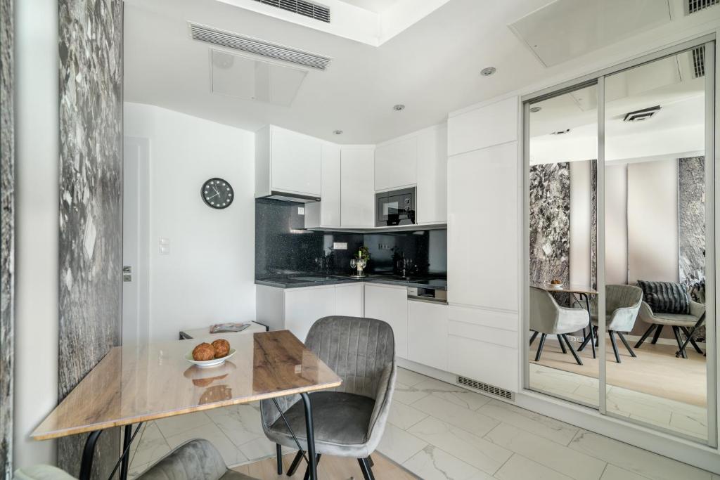 Kuchyňa alebo kuchynka v ubytovaní Spa Residence Carbona Hévíz Apartments KAKADU 203 B