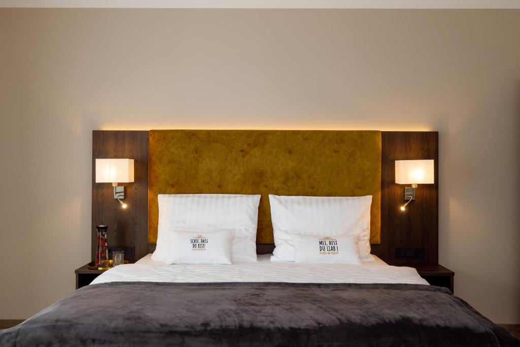 Postel nebo postele na pokoji v ubytování Herzl Hotel bei Erding