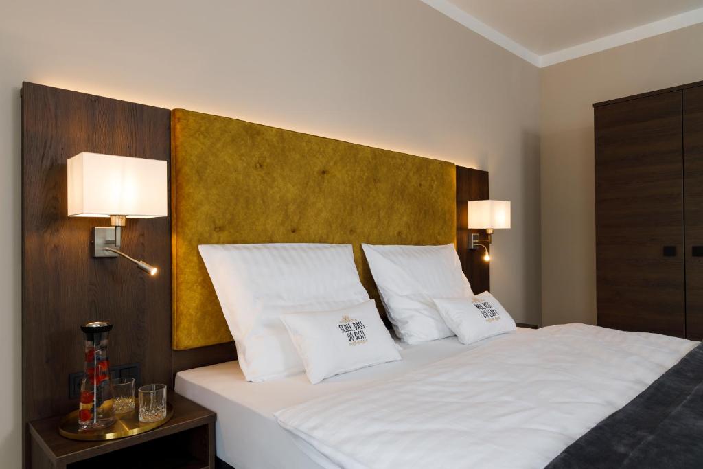 Postel nebo postele na pokoji v ubytování Herzl Hotel bei Erding