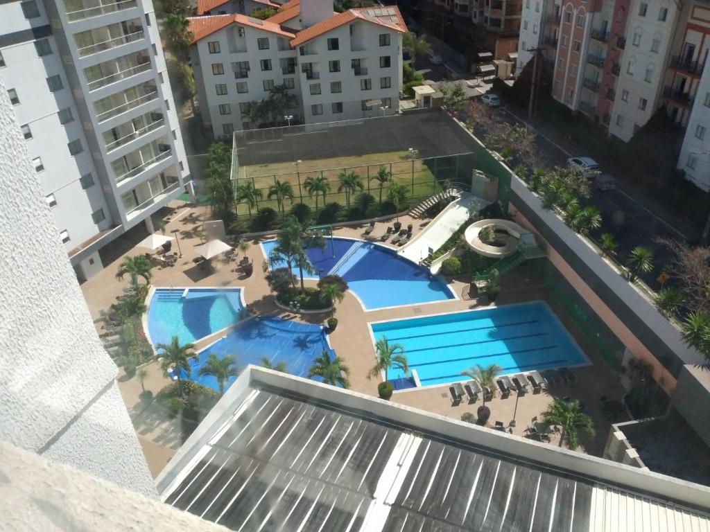 een uitzicht op een zwembad boven een gebouw bij Hot Park Veredas Rio Quente Flat 928 in Rio Quente