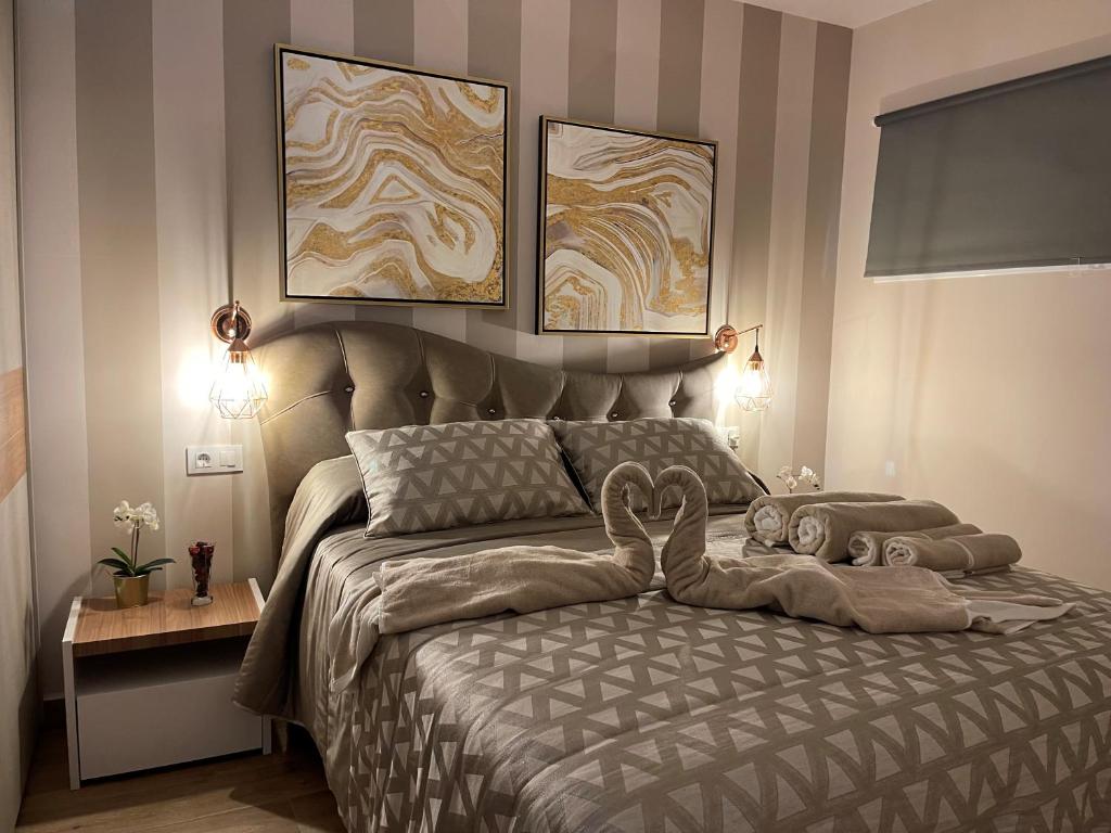Posteľ alebo postele v izbe v ubytovaní Luxury Apartment fronte piscina Mareverde A&V Costa Adeje