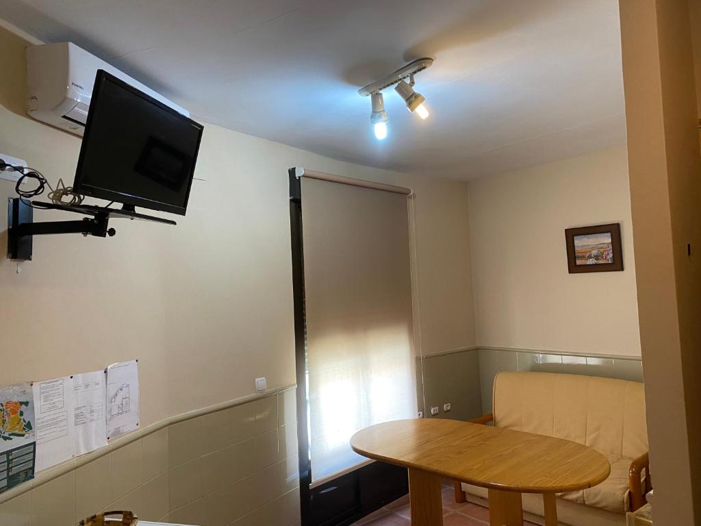 TV a/nebo společenská místnost v ubytování Apartamentos Rurales "La Fuentecilla"