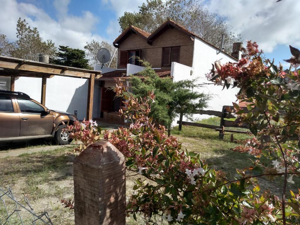una casa con un coche aparcado delante de ella en Ramita-Costa Azul en San Bernardo