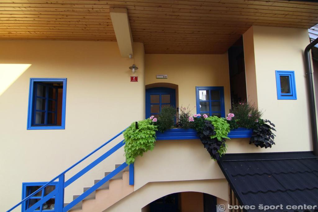 un edificio con un balcón con flores. en Apartments Bovec House, en Bovec