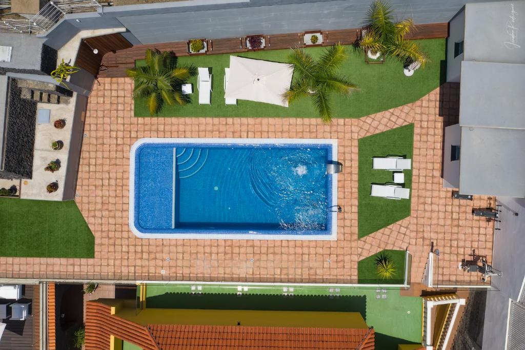 Una vista aérea de una casa con piscina. en Casa Dianayer, en El Paso
