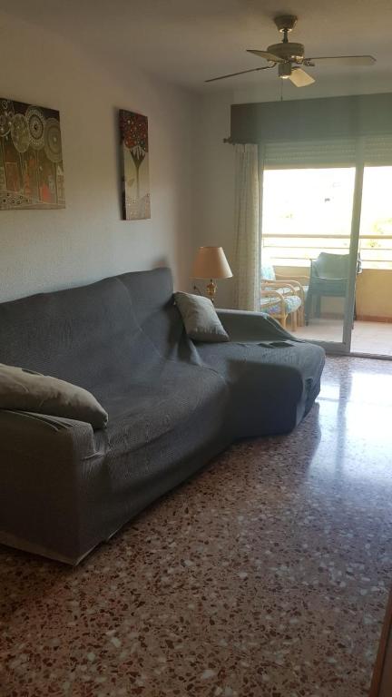 ein großes Bett im Wohnzimmer mit Sofa in der Unterkunft Apartamento en Campello a 250m de la playa in El Campello