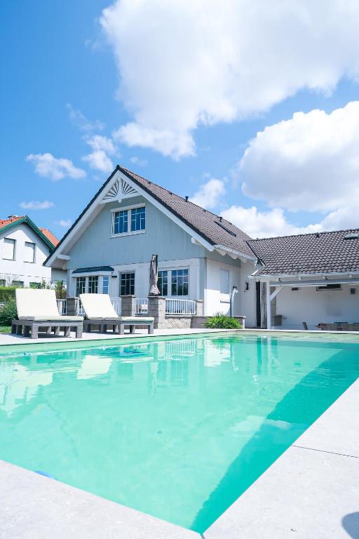 Bazén v ubytování Pannonia Lake House nebo v jeho okolí
