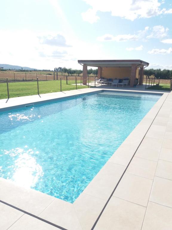 - une piscine avec un kiosque dans l'établissement Il Podere di Francesco, à Rivotorto
