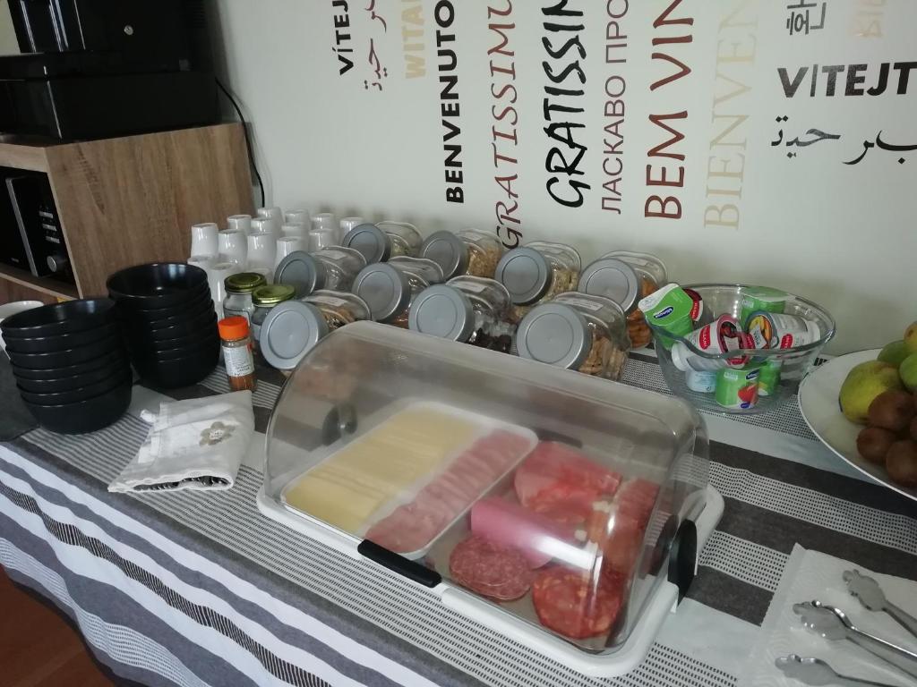 Comida na casa de hóspedes ou em algum lugar perto