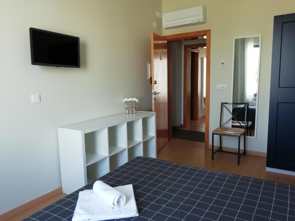 Uma TV ou centro de entretenimento em Green & Sea Comporta Retreat