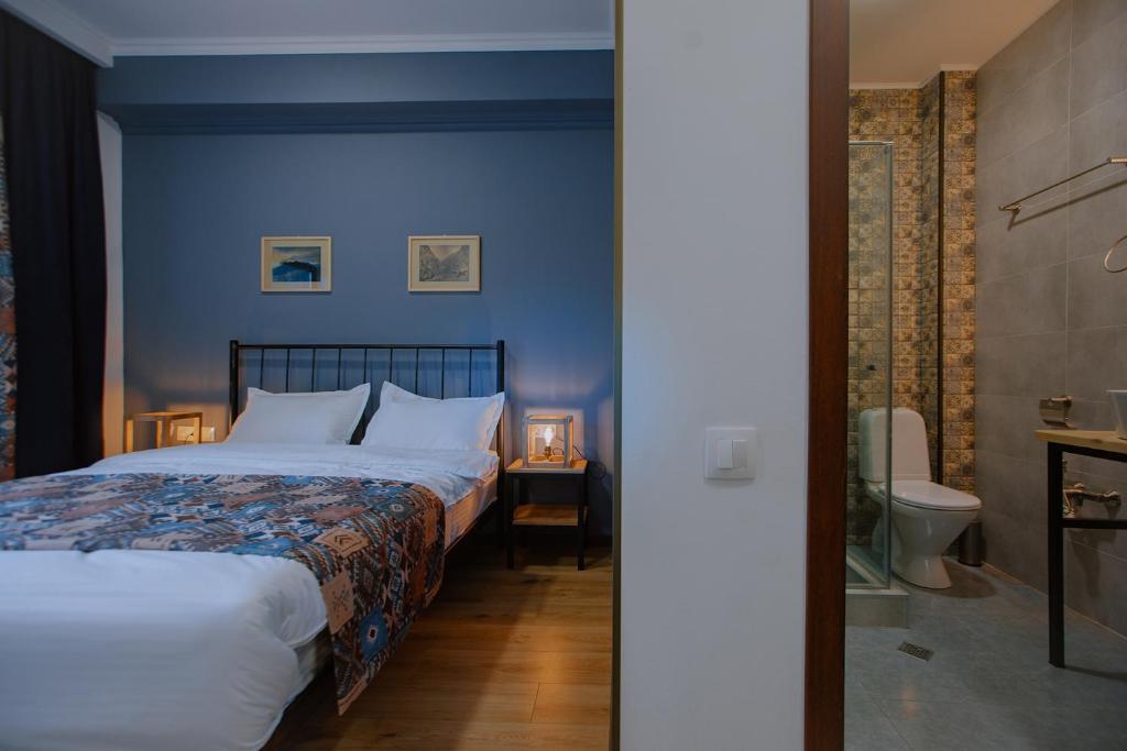 Postel nebo postele na pokoji v ubytování Northgate Hotel Kazbegi