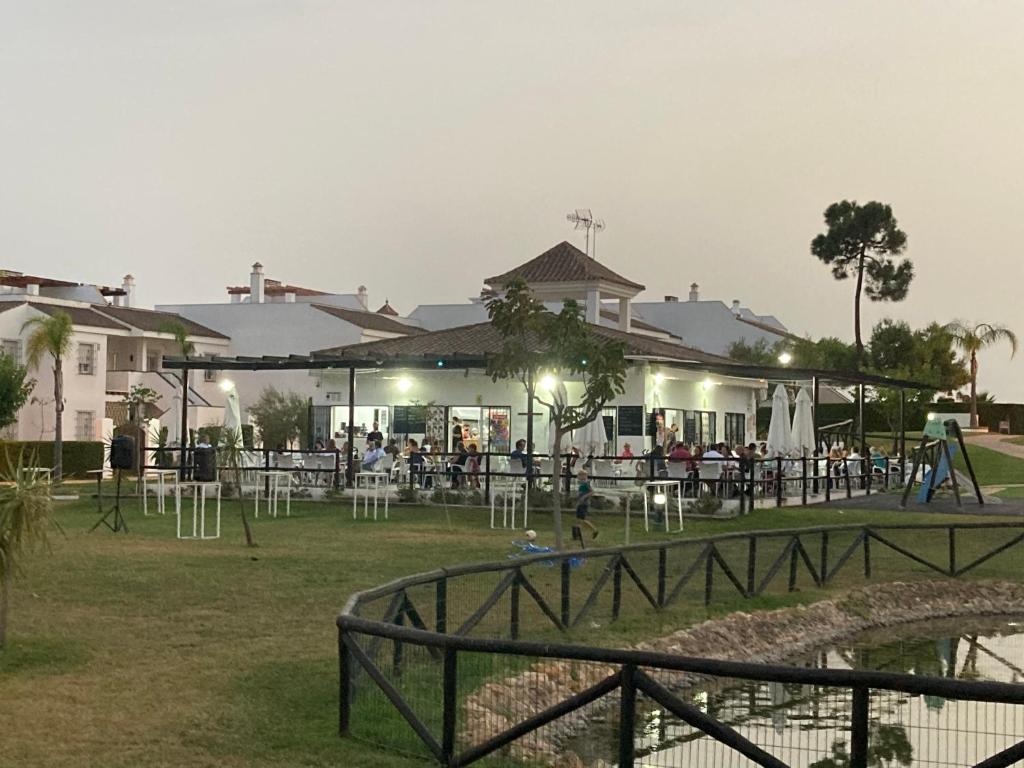 Reštaurácia alebo iné gastronomické zariadenie v ubytovaní La Hacienda Golf Islantilla AIRE ACONDICIONADO Y WIFI -SOLO FAMILIAS Y PAREJAS-