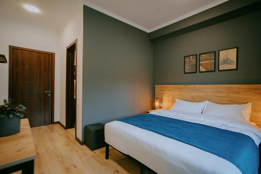 Postel nebo postele na pokoji v ubytování Northgate Hotel Kazbegi