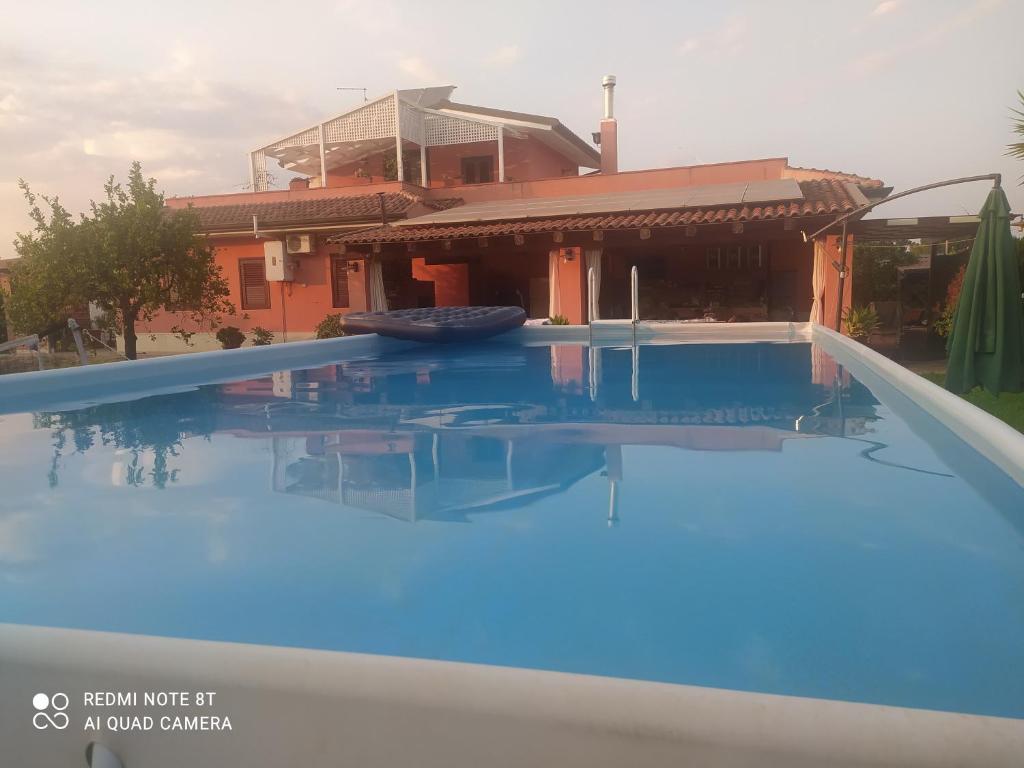 duży basen przed domem w obiekcie La stanza delle Muse in Villa con Piscina w mieście Fontane Bianche