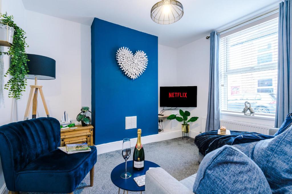 sala de estar con pared de acento azul en Spacious 2-Bed City-Centre Cottage in Chester by 53 Degrees Property - Ideal for Groups & Couples - Sleeps 6, en Chester