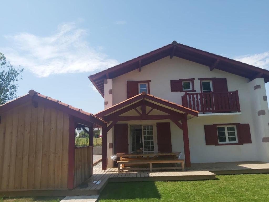 Το κτήριο όπου στεγάζεται  η παραθεριστική κατοικία