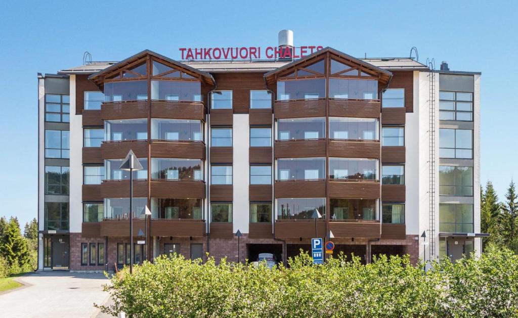 Un bâtiment avec un panneau en haut dans l'établissement Tahko Chalets B402, à Tahkovuori