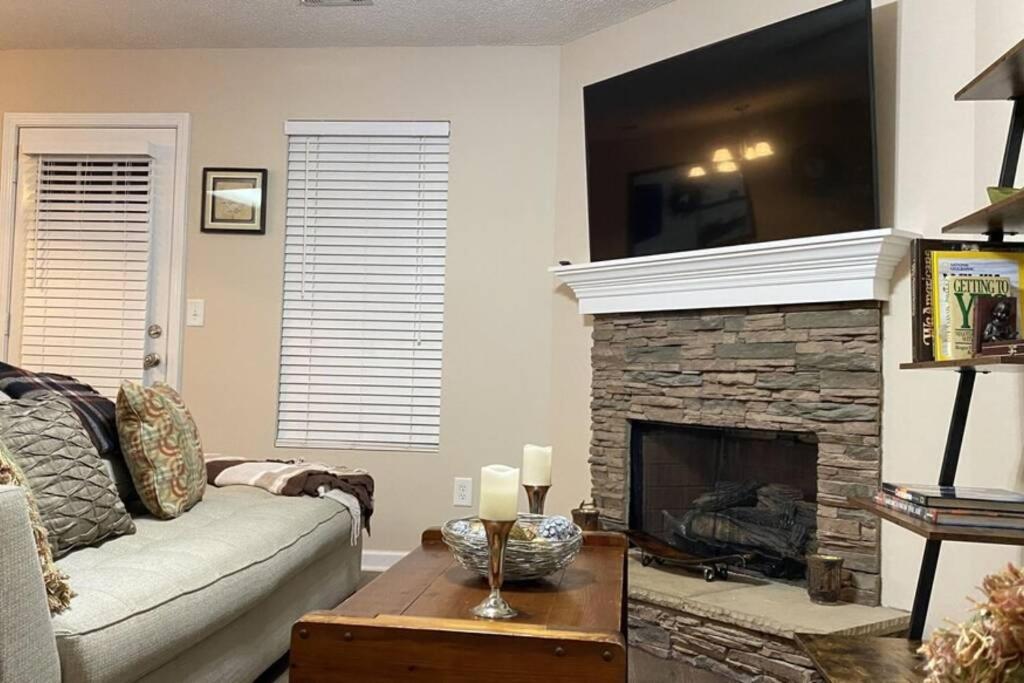 TV at/o entertainment center sa Charming townhouse ideally situated in Winder, GA