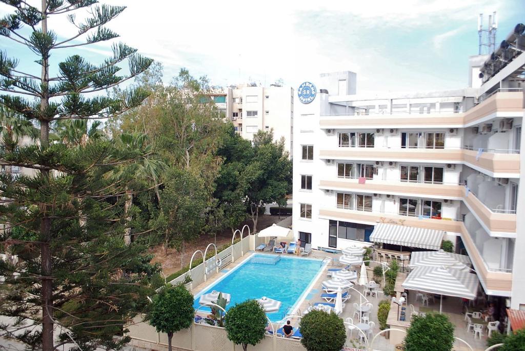 Bazén v ubytování San Remo Hotel nebo v jeho okolí