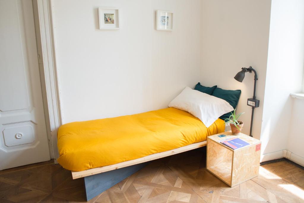 ControVento - Single Bed In Female Dormitory Room