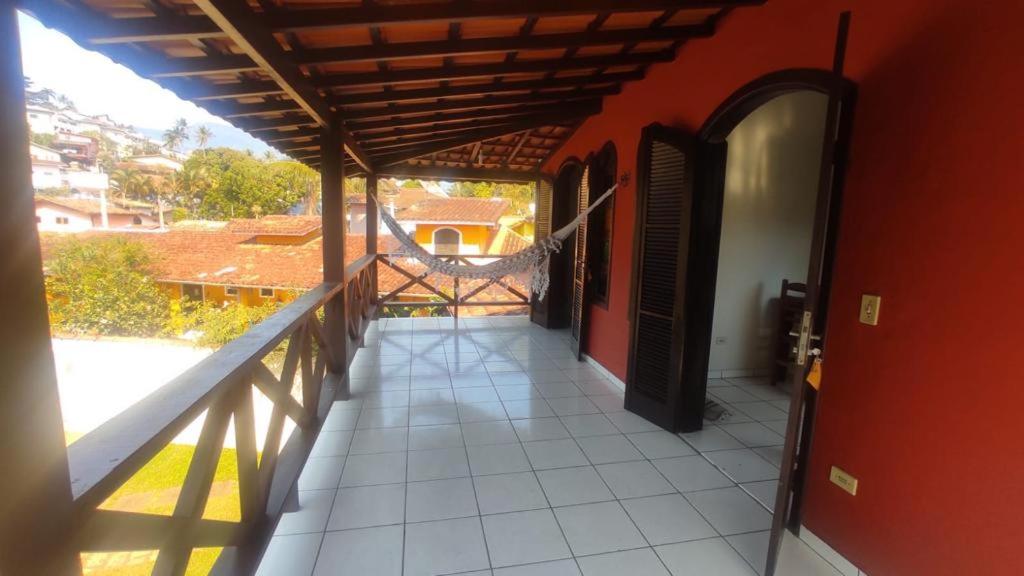 einen Balkon eines Hauses mit Blick auf einen Innenhof in der Unterkunft Chalé Aconchegante in Ilhabela