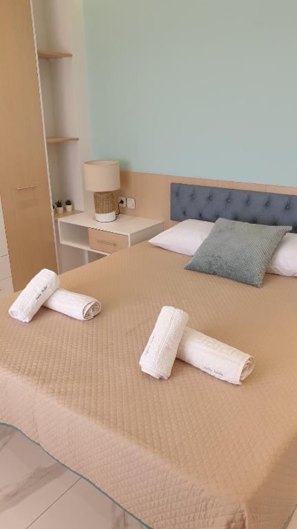 ein großes Bett mit zwei Kissen darüber in der Unterkunft Villa Irida in Sarti