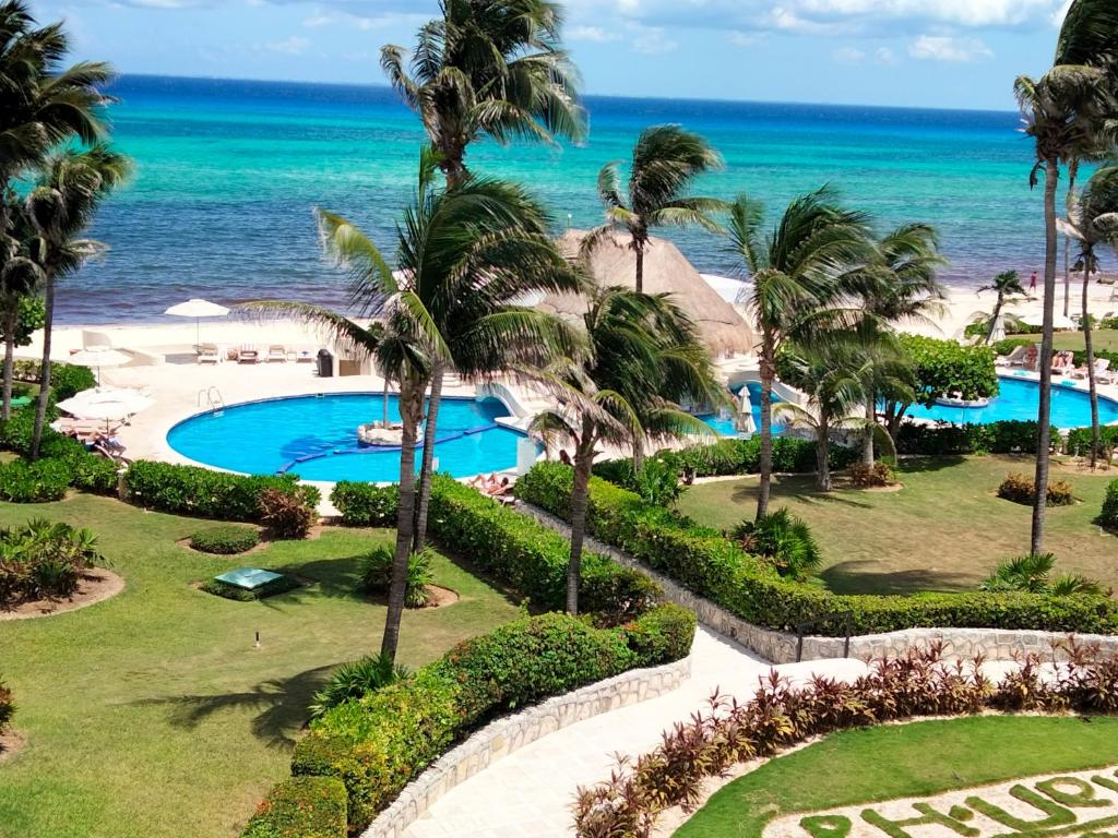 an aerial view of the resort with the ocean in the background at Depa vista al mar in Playa del Carmen