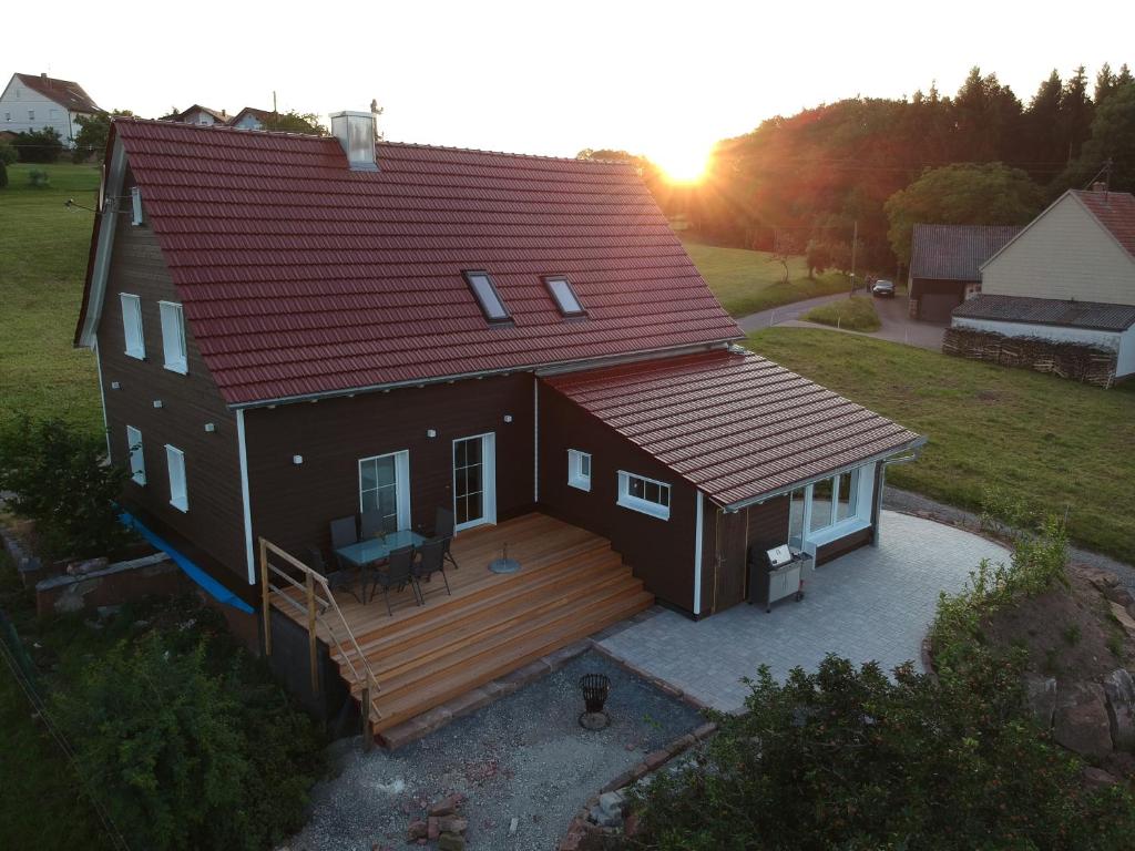 eine Aussicht auf ein Haus mit einer Terrasse in der Unterkunft Grimm´s Landhaus in Mudau