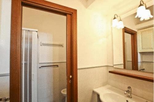 トラーパニにあるLa Lamparaのバスルーム(シャワー、シンク、鏡付)