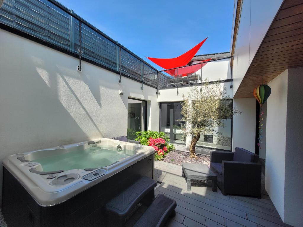 einen Whirlpool auf der Terrasse eines Hauses in der Unterkunft Rouen centre avec Sauna - Jacuzzi - Parking - 5 étoiles in Rouen