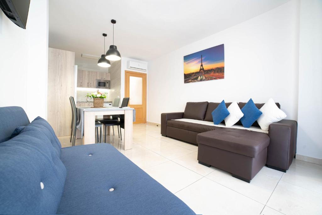una sala de estar con un sofá y una mesa en Cristina, en Calpe