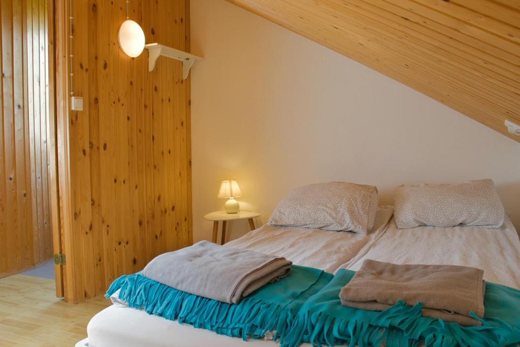1 dormitorio con 1 cama con 2 almohadas en The Coffee House, en Selfoss
