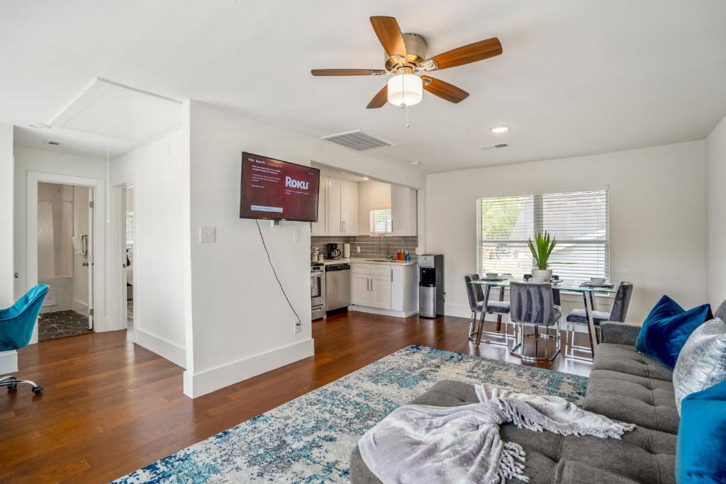 Una cocina o cocineta en Universal Apartment at East Downtown