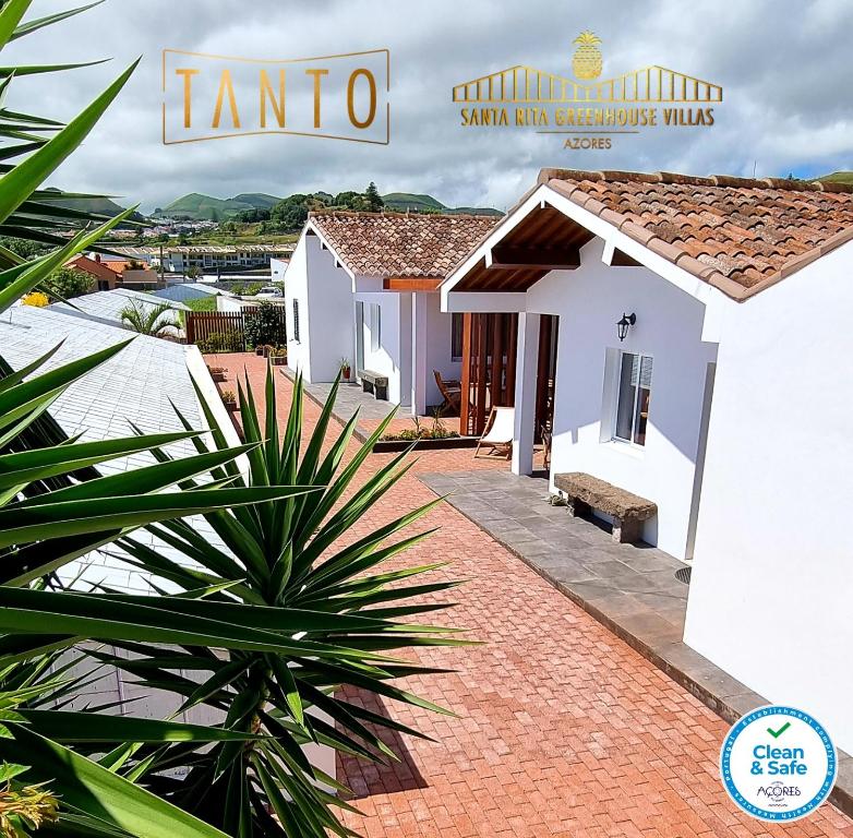 una villa con vista sul giardino di una casa di Santa Rita Greenhouse Villas a Ponta Delgada