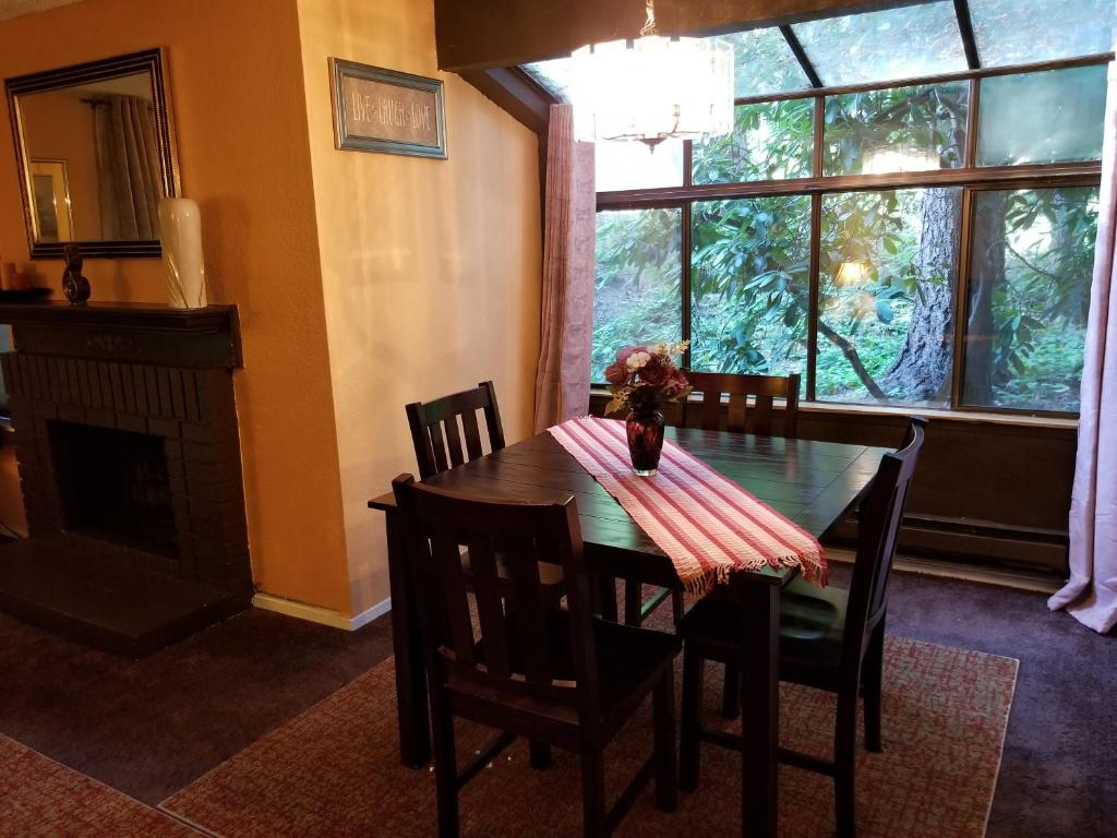 comedor con mesa, sillas y ventana en Lovely One bedroom condo with indoor fireplace., en Federal Way