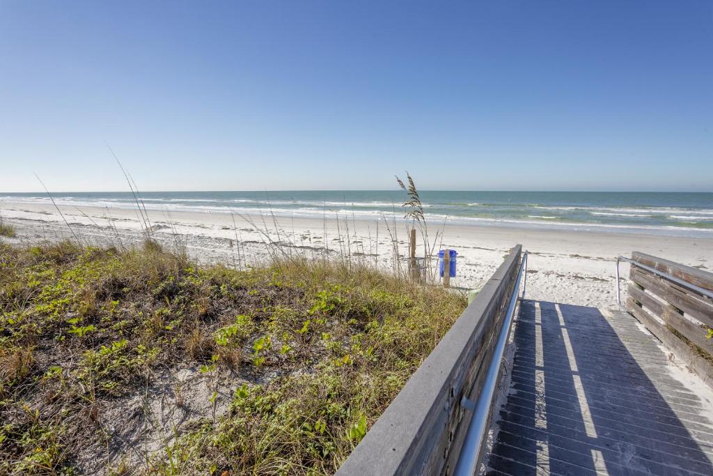 eine Promenade zum Strand mit dem Ozean im Hintergrund in der Unterkunft Indian Rocks Beach Unit B Star5Vacations in Clearwater Beach