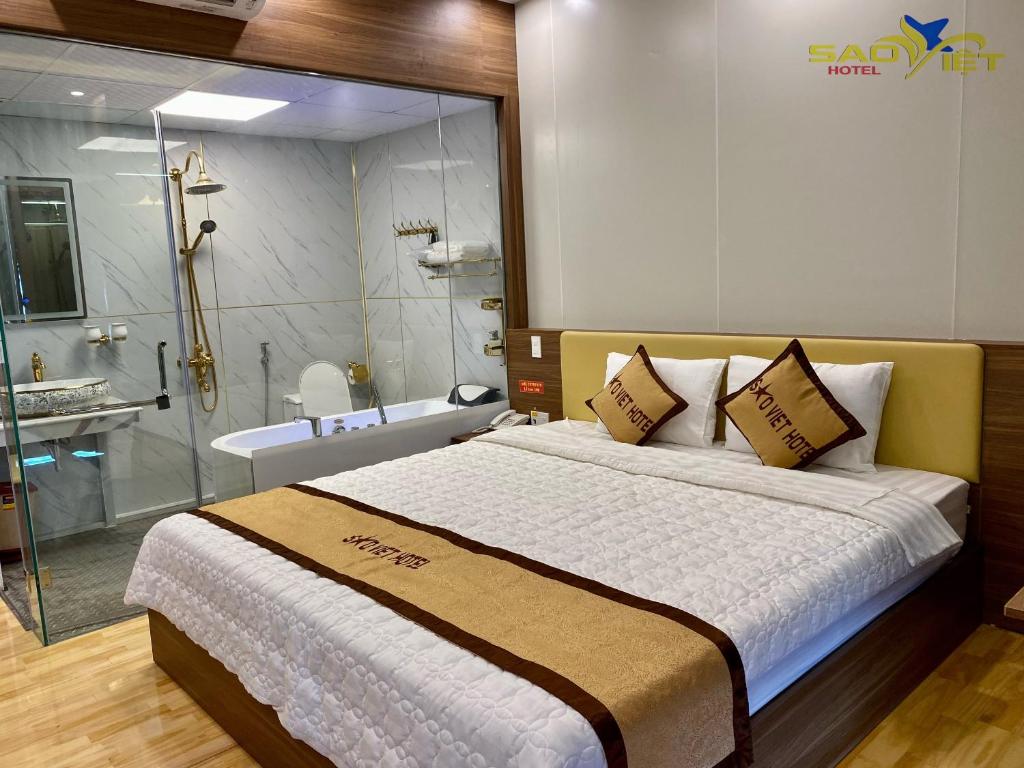 Giường trong phòng chung tại SAO VIỆT HOTEL