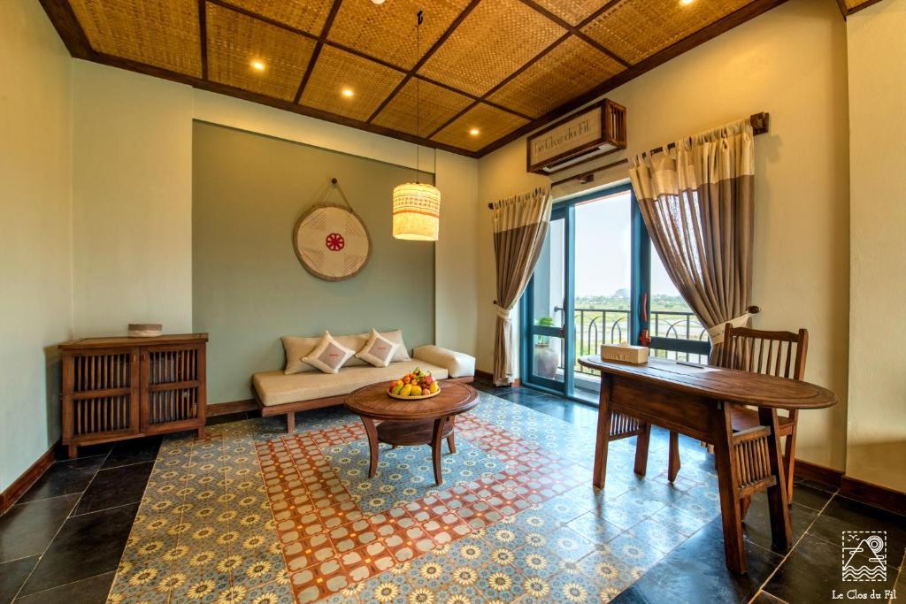 sala de estar con mesa y sofá en Le Clos Du Fil, en Ninh Binh