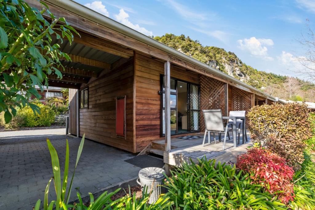 Cette maison dispose d'une terrasse couverte avec 2 chaises. dans l'établissement Motuoapa Studio - Motuoapa Holiday Unit, à Turangi