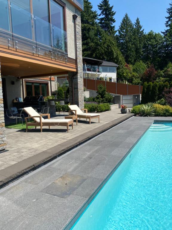 Bazén v ubytování Luxury accomodation in West Vancouver nebo v jeho okolí