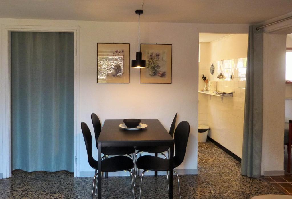 une salle à manger avec une table et des chaises noires dans l'établissement Maison à la coque, à Baceno