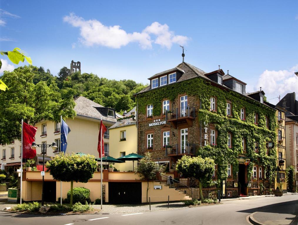 a building with ivy on the side of a street at Boutique-Hotel Moseltor & Altstadt-Suiten in Traben-Trarbach