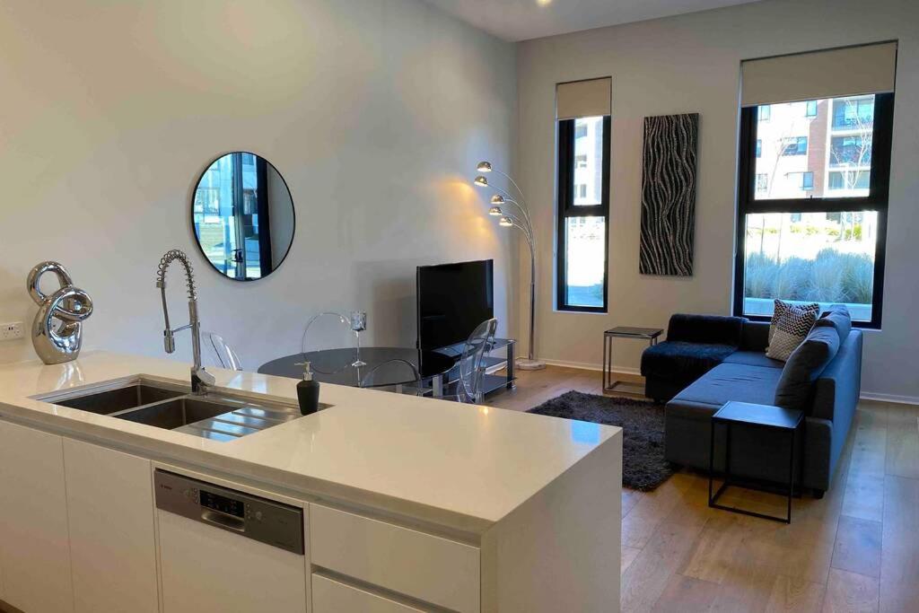 TV tai viihdekeskus majoituspaikassa Luxe 2BR Executive Apartment Kingston Pool Parking WiFi BBQ Wine