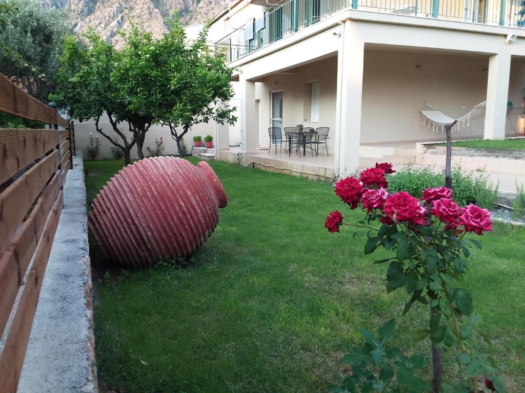 a garden with a large pink sculpture in the grass at THALASSA ALMYROS APARTMENTS in Almirón