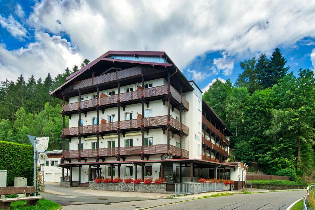 un grand immeuble avec balcon dans une rue dans l'établissement Natur- und Wanderhotel am Steinbachtal, à Bad Kötzting