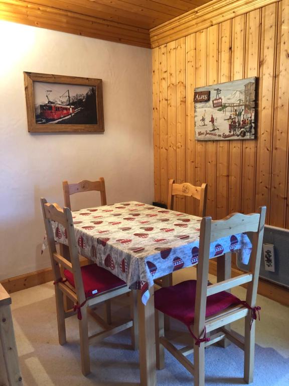 a dining room table with four chairs and a table and a table and chairsktop at Le Tremplin in Méribel