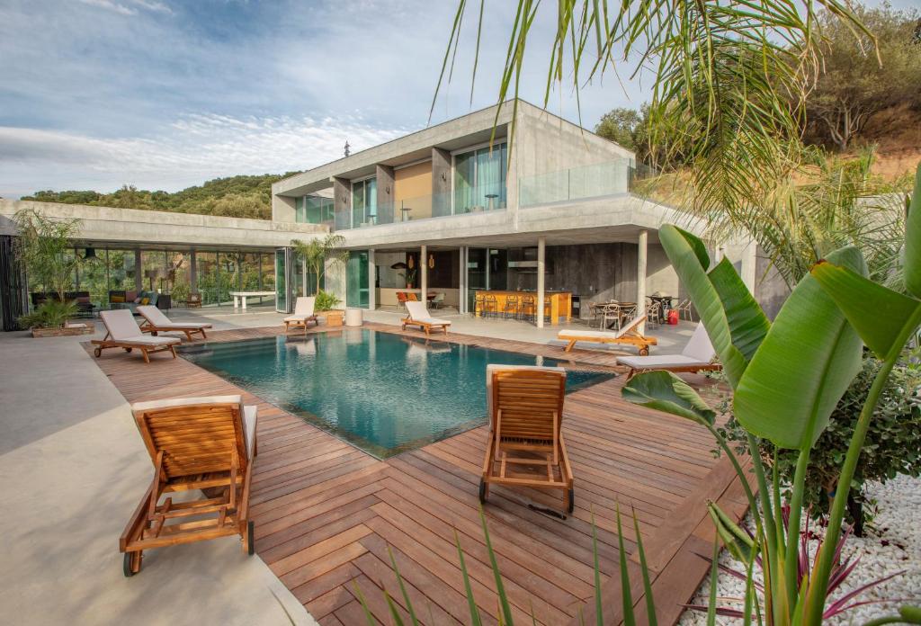 une image d'une maison avec une piscine dans l'établissement VILLA ALBA ROSULA, à Ajaccio