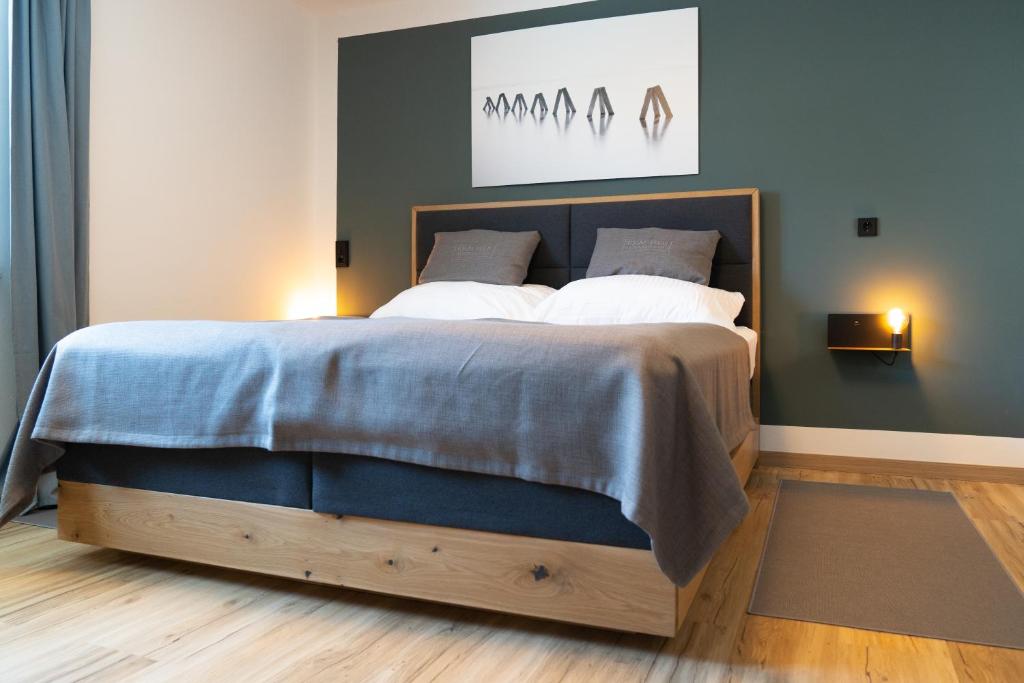1 dormitorio con 1 cama grande con manta azul en KRACHER Guesthouse No 3, en Illmitz